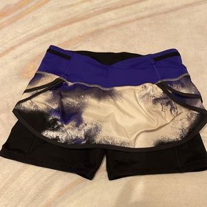 Lululemon Run Shorts w/ attached skirt💙🖤